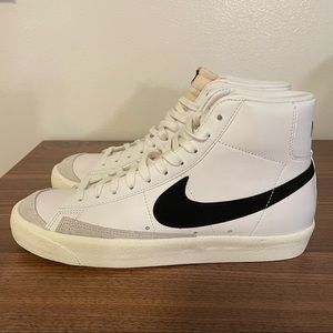 Nike sneakers NIB mens 9 womens 10.5 blazer mid 77 vntg